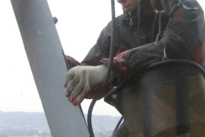 Transport i montaż liter świetlnych na elewacji budynku o wysokości 55m.