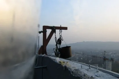 Transport i montaż liter świetlnych na elewacji budynku o wysokości 55m.