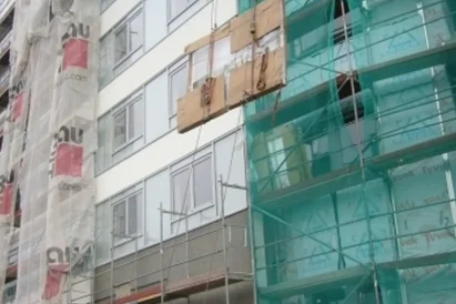 Transport i montaż liter świetlnych na elewacji budynku o wysokości 55m.