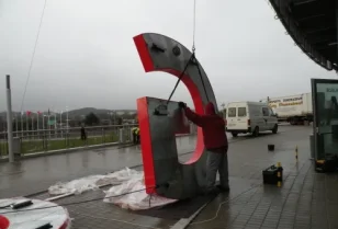 Przygotowanie litery świetlnej do transportu wysokościowego.