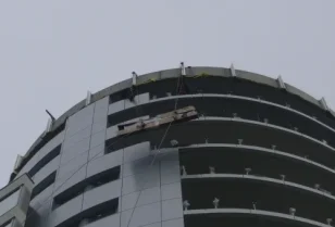 Transport i montaż liter świetlnych na elewacji budynku o wysokości 55m.