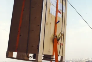 Transport pionowy sprzętu elektronicznego dla stacji nadawczo-odbiorczej Plus GSM na wieżę ratuszową o wysokości 70m przy użyciu technik linowych.