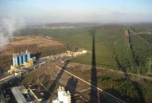 Widok na okolicę z galerii na kominie o wysokości 260m. Elektrociepłowni Siersza.