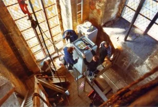 Montaż szafy sprzętowej instalacji GSM w wieży kościelnej.