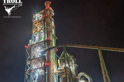 Prace w przestrzeniach zamkniętych - wieża wymiennika nocą