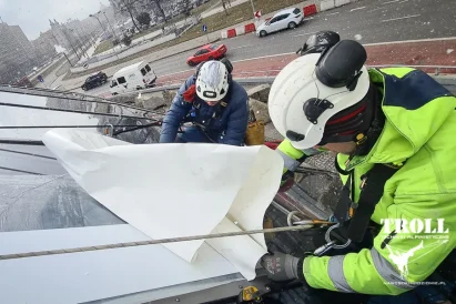 Troll - reklamy wyklejane na szybie