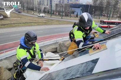 Troll - wyklejanie liter z wykorzystaniem technik dostępu linowego