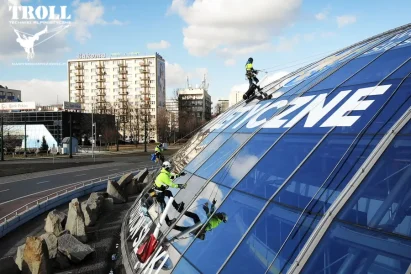 Troll - reklamy wyklejane z wykorzystaniem technik dostępu linowego