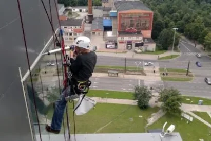 Uszczelnianie elewacji z płyt Alucobond przy wykorzystaniu technik alpinistycznych.