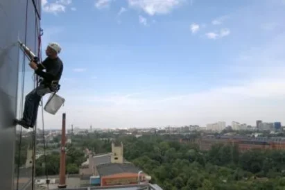 Uszczelnianie elewacji z płyt Alucobond przy wykorzystaniu technik alpinistycznych.