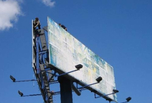 Wyklejanie reklam na pylonach. Tereny Śląska i Zagłębia dla BP Media Szczecin.