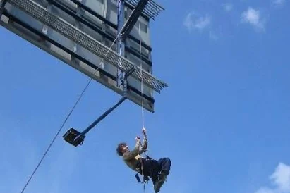 Wyklejanie reklam na pylonach. Tereny Śląska i Zagłębia dla BP Media Szczecin.
