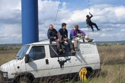 Wyklejanie reklam na pylonach. Tereny Śląska i Zagłębia dla BP Media Szczecin.
