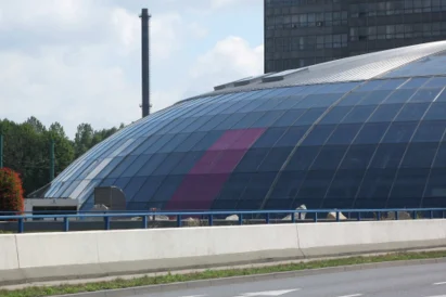 Wyklejanie reklamy na szklanej elewacji kopuły Ronda Sztuki.