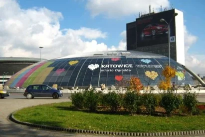 Wyklejanie reklamy na szklanej elewacji kopuły Ronda Sztuki.