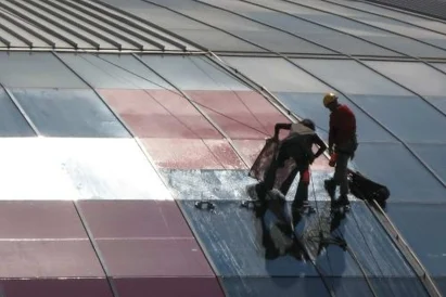 Wyklejanie reklamy na szklanej elewacji kopuły Ronda Sztuki.