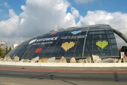 Wyklejanie reklamy na szklanej elewacji kopuły Ronda Sztuki.