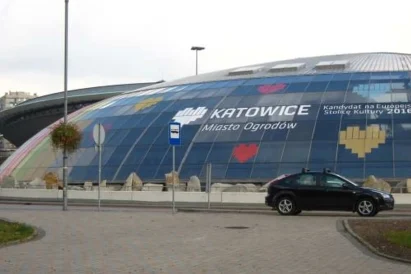 Wyklejanie reklamy na szklanej elewacji kopuły Ronda Sztuki.