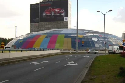 Efekt końcowy - wyklejona reklama na kopule Ronda Sztuki w Katowicach.
