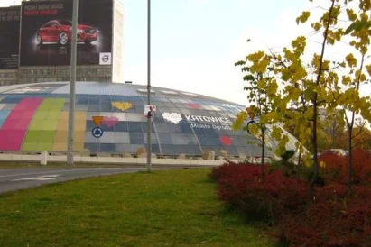 Efekt końcowy - wyklejona reklama na kopule Ronda Sztuki w Katowicach.