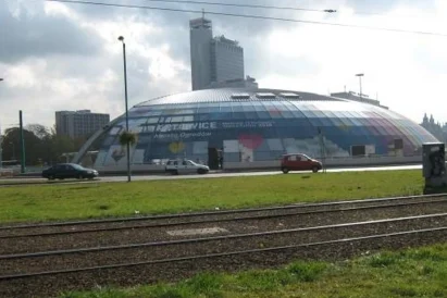 Efekt końcowy - wyklejona reklama na kopule Ronda Sztuki w Katowicach.