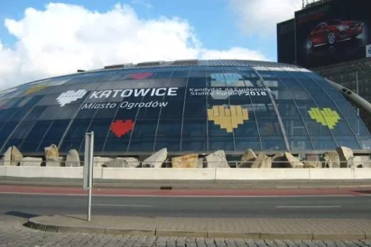 Efekt końcowy - wyklejona reklama na kopule Ronda Sztuki w Katowicach.