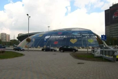 Efekt końcowy - wyklejona reklama na kopule Ronda Sztuki w Katowicach.