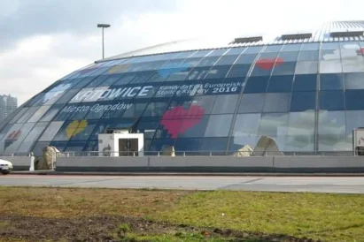 Efekt końcowy - wyklejona reklama na kopule Ronda Sztuki w Katowicach.