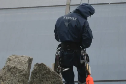 Wyklejanie reklamy na szklanej elewacji kopuły Ronda Sztuki.