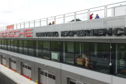 Wykonanie liter z aluminium i plexi oraz montaż napisu Porsche Driving Experience na fasadzie budynku