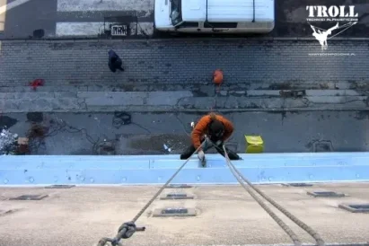 Prace naprawcze elewacji - wymiana obróbek blacharskich - Troll Techniki Alpinistyczne Katowice