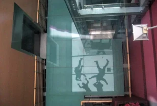 Wymiana uszkodzonej szyby świetlika.