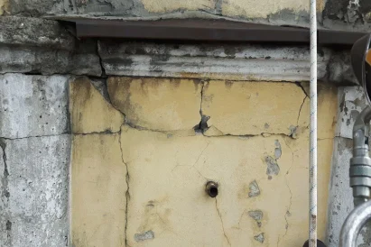 Zabezpieczenie siatką starych elewacji remontowanych lub do rozbiórki budynków | TROLL prace alpinistyczne