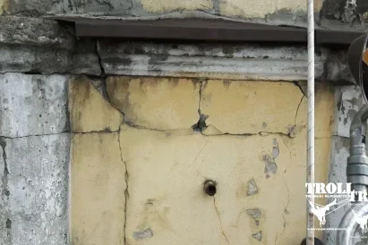 Zabezpieczenie siatką starych elewacji remontowanych lub do rozbiórki budynków | TROLL prace alpinistyczne
