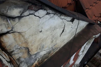 Zabezpieczenie siatką starych elewacji remontowanych lub do rozbiórki budynków | TROLL prace alpinistyczne