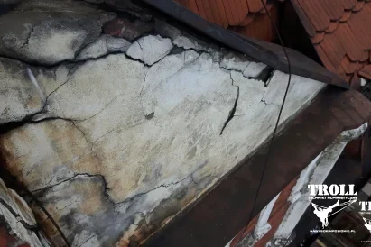 Zabezpieczenie siatką starych elewacji remontowanych lub do rozbiórki budynków | TROLL prace alpinistyczne