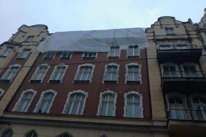 Odpadająca elewacja - montaż siatki ochronnej na odpadające tynki starego lub remontowanego budynku | TROLL Prace na Wysokości