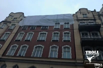 Odpadająca elewacja - montaż siatki ochronnej na odpadające tynki starego lub remontowanego budynku | TROLL Prace na Wysokości