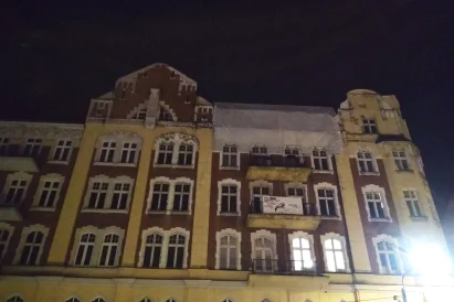 Odpadająca elewacja - montaż siatki ochronnej na odpadające tynki starego lub remontowanego budynku | TROLL Prace na Wysokości