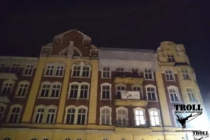 Odpadająca elewacja - montaż siatki ochronnej na odpadające tynki starego lub remontowanego budynku | TROLL Prace na Wysokości