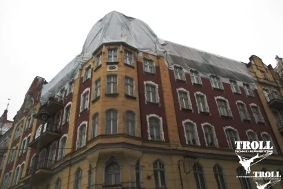 Odpadająca elewacja - odpadający z wysokości tynk na ulicę i chodnik - zabezpieczenie starych elewacji budynków