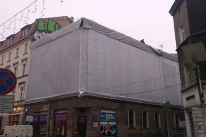 Zabezpieczenie siatką starych elewacji remontowanych lub do rozbiórki budynków | TROLL prace alpinistyczne