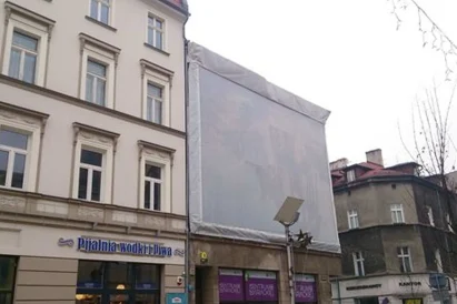 Odpadająca elewacja - odpadający z wysokości tynk na ulicę i chodnik - zabezpieczenie starych elewacji budynków