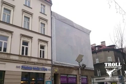 Odpadająca elewacja - odpadający z wysokości tynk na ulicę i chodnik - zabezpieczenie starych elewacji budynków