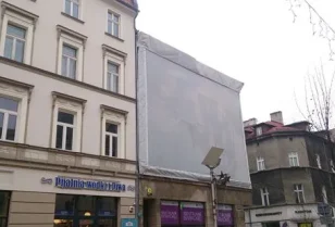 Odpadająca elewacja - odpadający z wysokości tynk na ulicę i chodnik - zabezpieczenie starych elewacji budynków