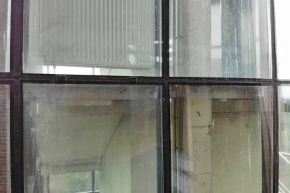 Polerowanie szklanej powierzchni z użyciem substancji na bazie dwutlenku ceru