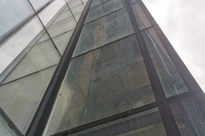 Polerowanie szklanej powierzchni z użyciem substancji na bazie dwutlenku ceru