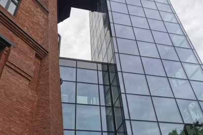 Widok szklanej elewacji po polerowaniu szyb