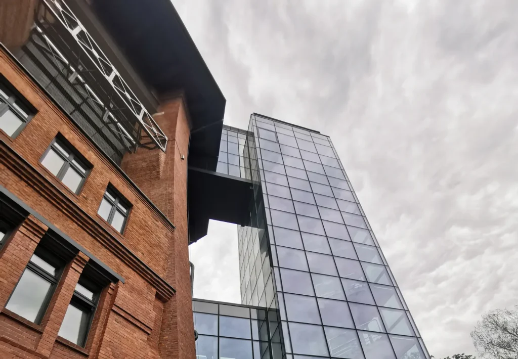 Widok szklanej elewacji po polerowaniu szyb