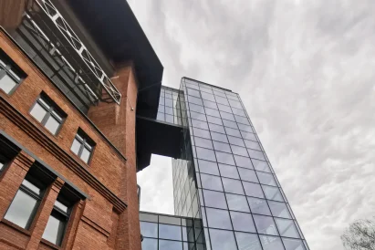 Widok szklanej elewacji po polerowaniu szyb